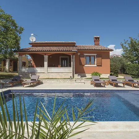 Cozy In With Pool And Parasol Vila *