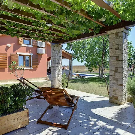 Vila Cozy In With Pool And Parasol