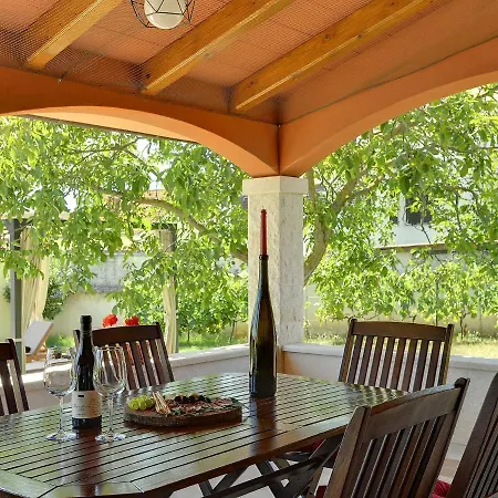 Cozy In With Pool And Parasol Vila