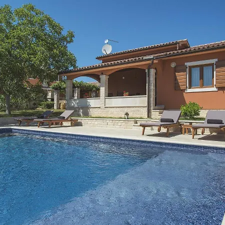 Cozy In With Pool And Parasol Vila Peroj