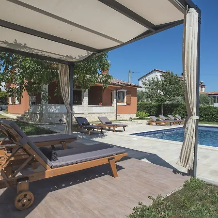 Cozy In With Pool And Parasol Vila *