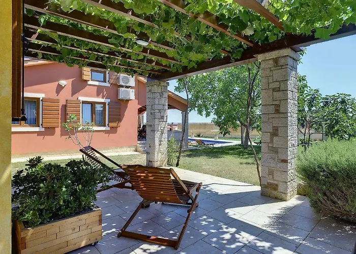 Villa In With Private Pool & Near