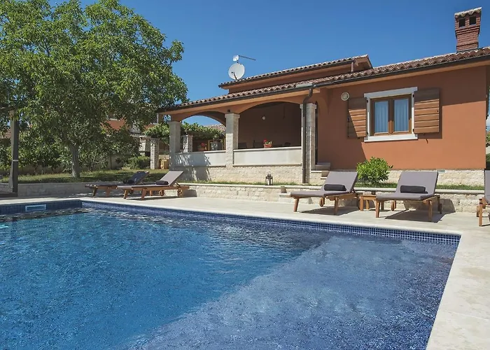 In With Private Pool & Near Villa Peroj