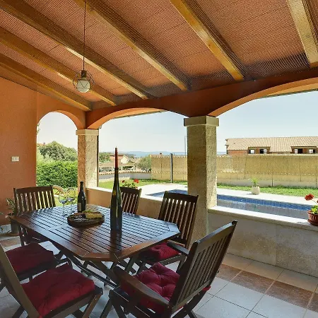 Βίλα Cozy In With Pool And Parasol *