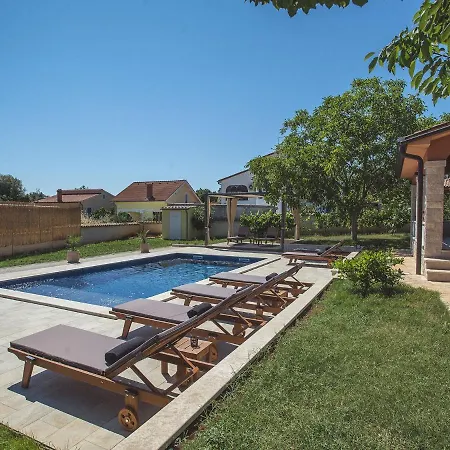 Βίλα Cozy In With Pool And Parasol