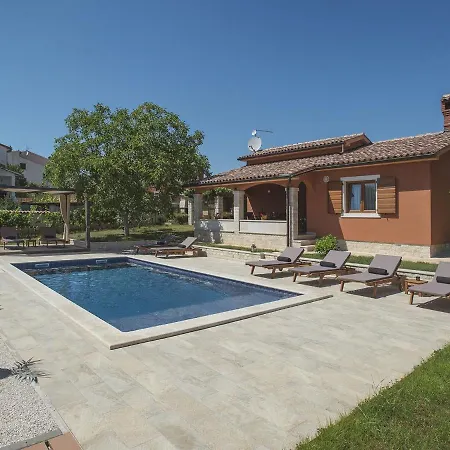 Cozy In With Pool And Parasol