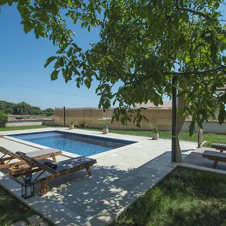 Cozy In With Pool And Parasol Βίλα Peroj