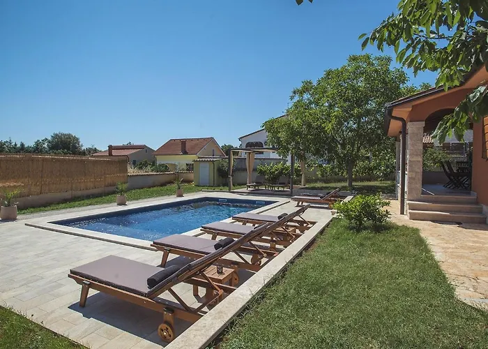 Villa In With Private Pool & Near