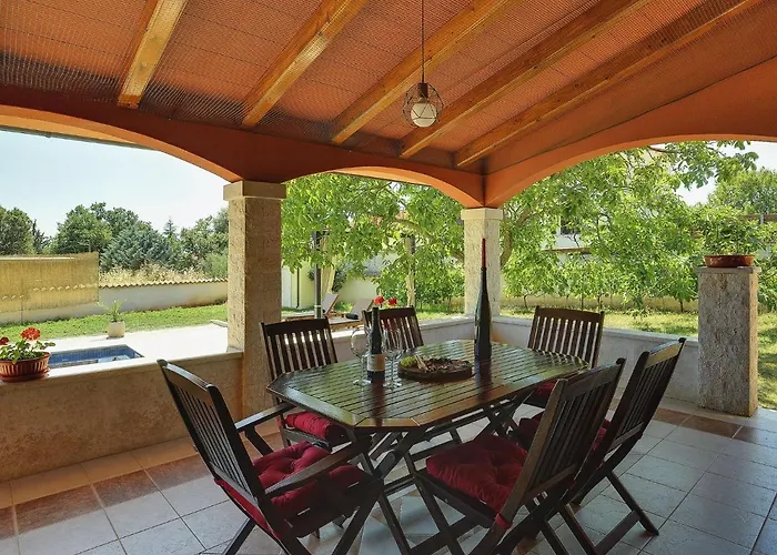 Villa In With Private Pool & Near Peroj