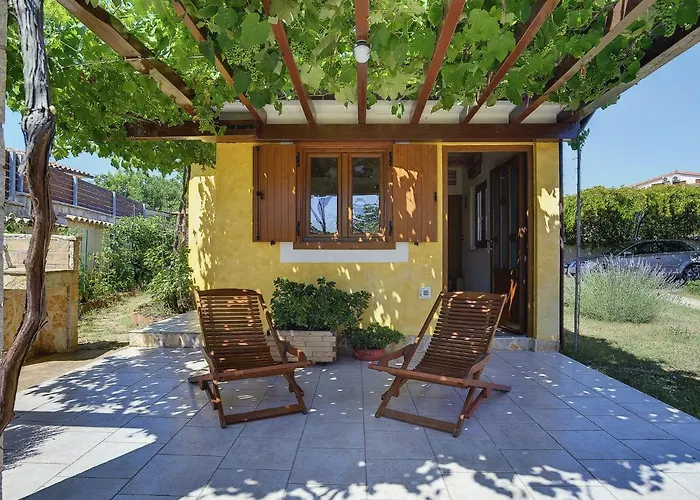 Villa In With Private Pool & Near Peroj